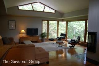 2 Longview Knl, Iowa City, IA 52240-9148