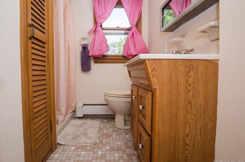 23 Carriage Dr, Wallingford CT 06492-3111 exterior