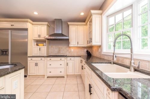 10 Devonshires Ct, Blue Bell PA  19422-2560 exterior