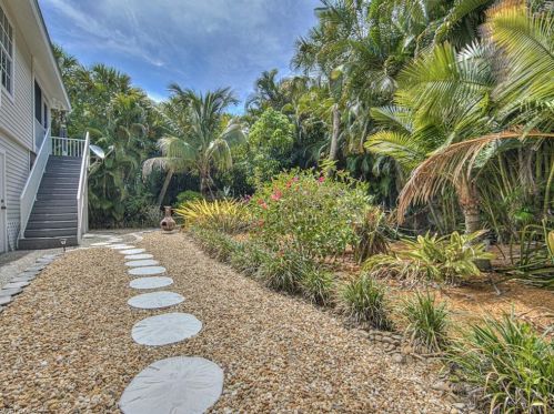 1826 Farm Trl, Sanibel FL  33957-4118 exterior