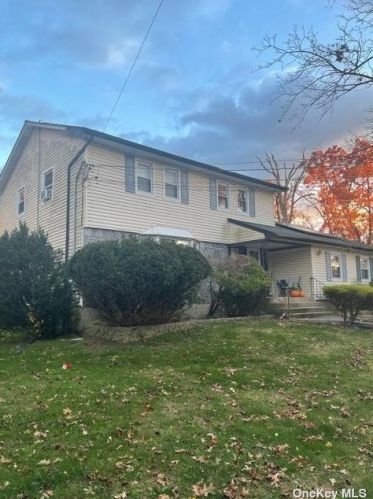 23 Jackson St, Wheatley Heights, NY 11798-3409