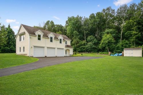 11 High Mdw Rd, Huntington CT 06484-3475 exterior