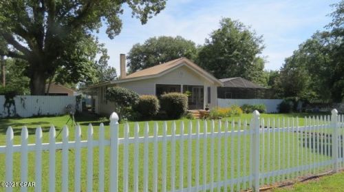 1046 8th Ave, Graceville, FL 32440-2332