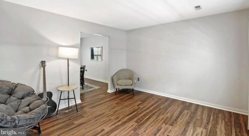 8 Ardsley Cir, Dover, DE 19904-1980