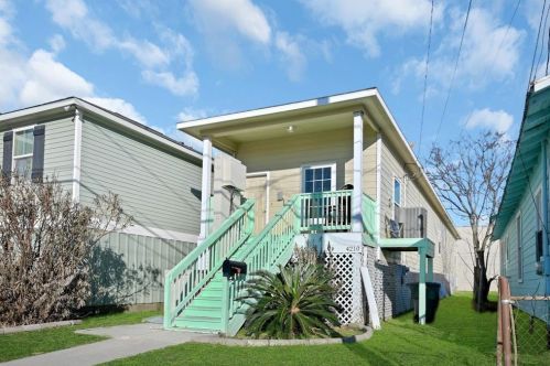 4210 Church St, Galveston TX  77550-1118 exterior