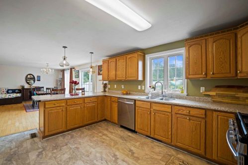 4 Ivans Ln, Dover NH  03820-9131 exterior