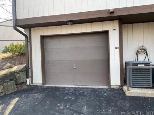 27 Crows Nest Ln, Danbury CT  06810-7056 exterior