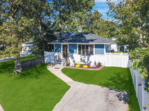 201 Woods Rd, Babylon, NY 11703-2506