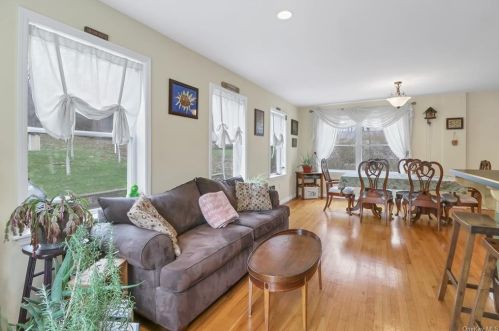 42 Miriam Dr, Warwick NY  10990-3516 exterior
