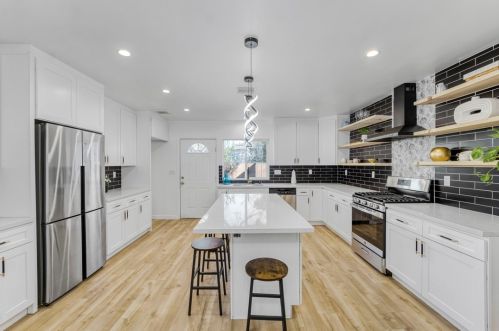 5920 Riverton Ave, North Hollywood CA  91601-1443 exterior