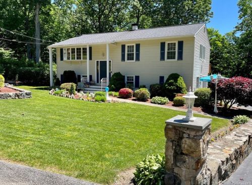 17 Tulip Rd, Mahopac, NY 10541-3725