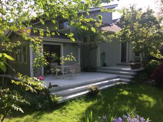 5710 Woodlawn Ave, Seattle WA  98103-5940 exterior