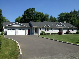 3 Manor Ln, Bridgeport, CT 06612-1820