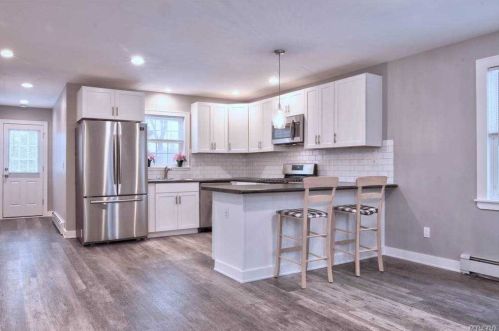 25 Islip Dr, Scotts Beach, NY 11789-1640