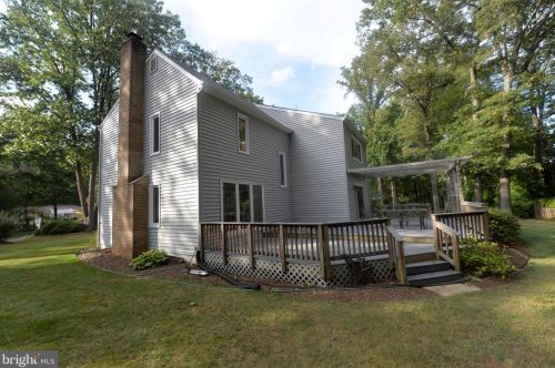 2451 Freetown Dr, Herndon, VA 20191-2527