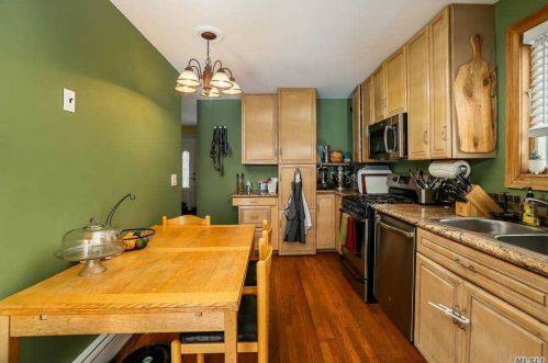 61 Hollywood Ave, North Lindenhurst NY  11757-6704 exterior