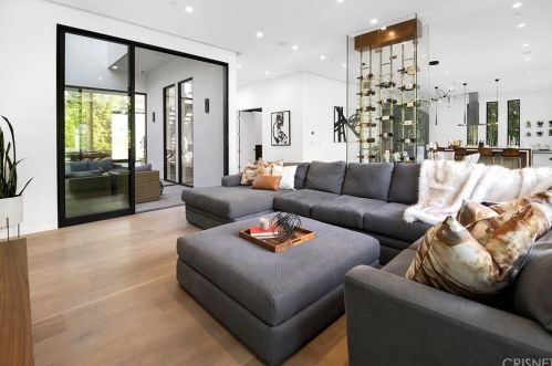 15245 Greenleaf St, Van Nuys CA 91403-4010 exterior