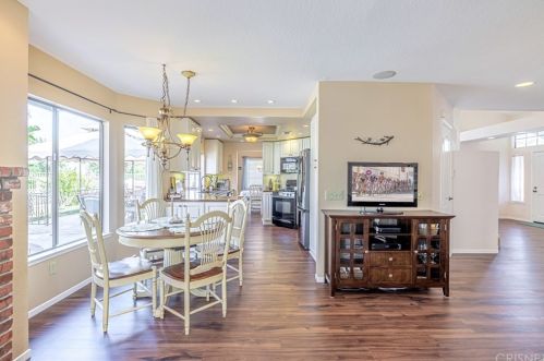 28657 Heather Ln, Santa Clarita, CA 91384-4332