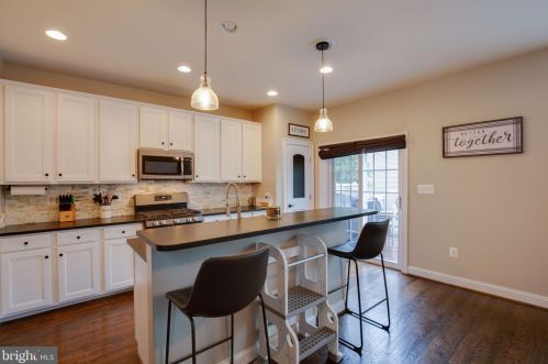 15935 Greymill Manor Dr, Haymarket VA  20169-4927 exterior