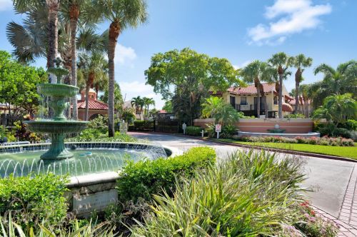 43 Uno Lago Dr, West Palm Beach, FL 33408-2662