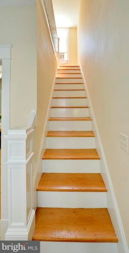 21 Loudoun St, Lovettsville VA  20180-8513 exterior