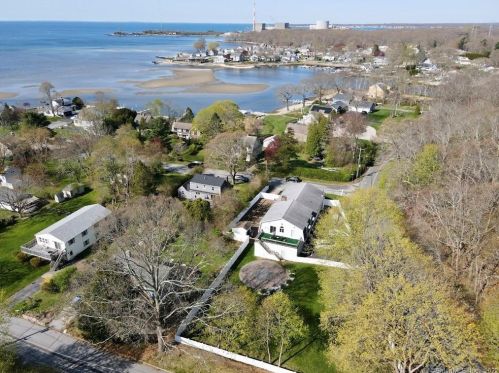 33 Jordan Cove Cir, Waterford, CT 06385-3203
