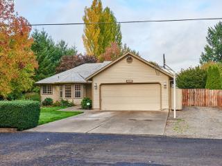 2917 4th St, Hubbard, OR 97032-9656