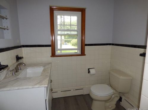 6 Ridgeland Cir, Wallingford CT  06492-2121 exterior