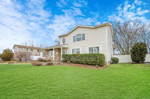 3 Parkside Dr, San Remo, NY 11754-5115