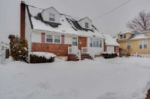 280 Oakley Ave, Floral Park, NY 11003-3205