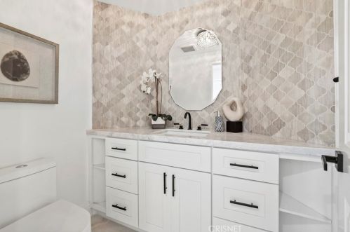 24370 Mornington Dr, Santa Clarita CA  91355-2037 exterior