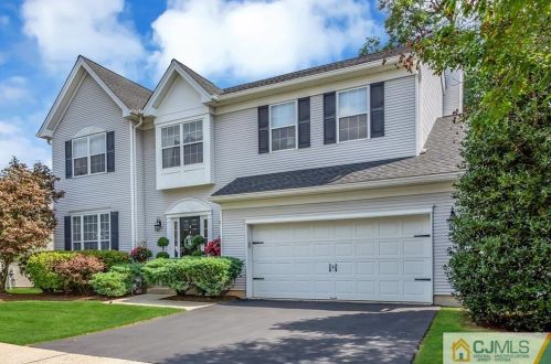 8 Hyde Park Dr, East Brunswick, NJ 08816-5239