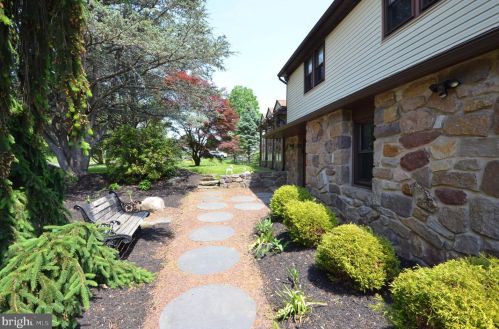 180 Julianna Dr, Southampton, PA 18966-1218
