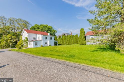 33 Main St, Marsh, PA 19520-9385