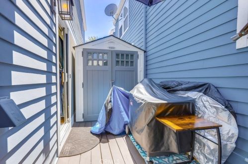 24 Bolivar St, Newport Beach CA  92663-4420 exterior