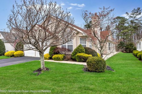 74 Rosewood Dr, Lakewood, NJ 08701-5777