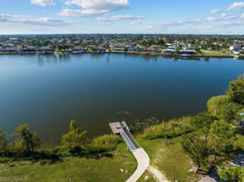 201 4th Pl, Cape Coral FL  33990-1042 exterior