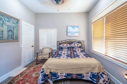 4106 Winnie St, Galveston, TX 77550-1122