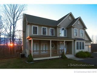 405 Washington Dr, Waterbury, CT 06762-3422