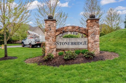 2734 Flat Stone Ct, Gibsonia, PA 15044-7306