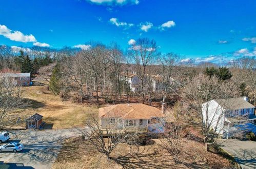 5 Walnut Ave, Huntington CT  06484-2913 exterior