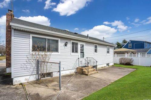 230 Gilling Rd, Seaford NY  11783-1003 exterior