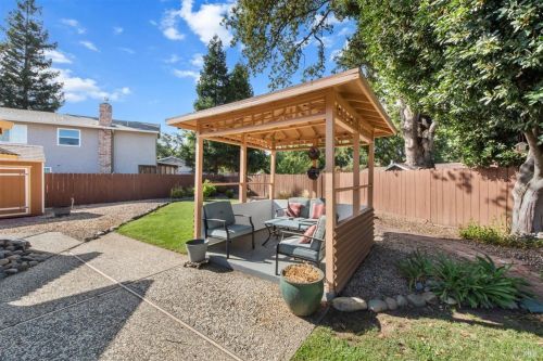 221 Alamo Dr, Vacaville CA  95688-2423 exterior