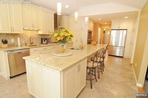 902 Country Club Dr, Teaneck, NJ 07666-5600