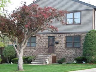 132 Highview Dr, Woodbridge, NJ 07095-3906