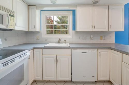 15 Independence Ln, North Haven CT  06473-1517 exterior