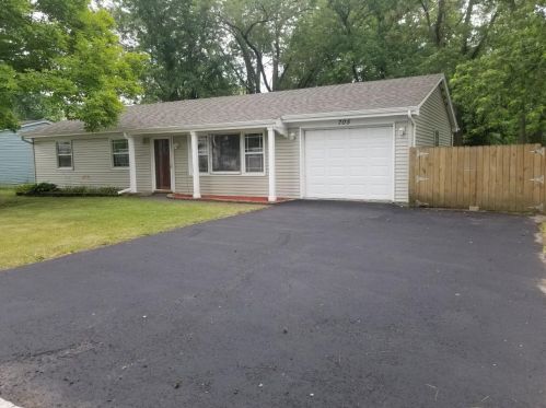 705 Sunset Dr, Kouts, IN 46347-9405