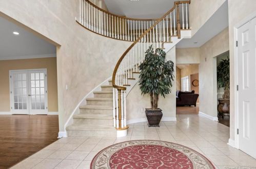 48 Crofts Ln, Stamford, CT 06903-3338