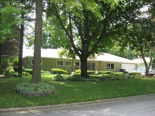 3923 Scenic Dr, Waterloo, IA 50701-3120