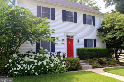 2148 Lily Pond Dr, Falls Church, VA 22043-1949